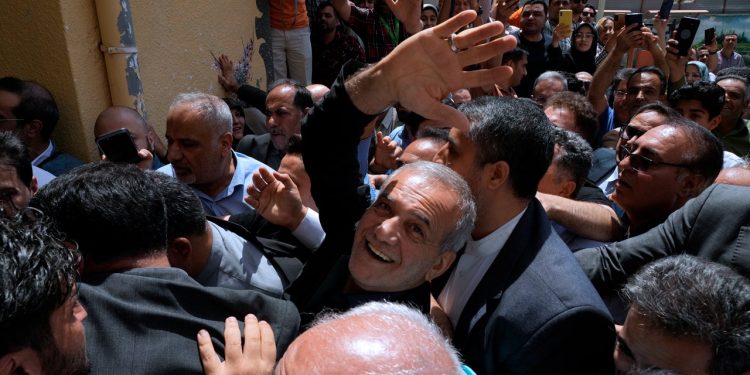 Iran će glasovati u drugom krugu predsjedničkih izbora između tvrdokornog bivšeg pregovarača i reformističkog zakonodavca