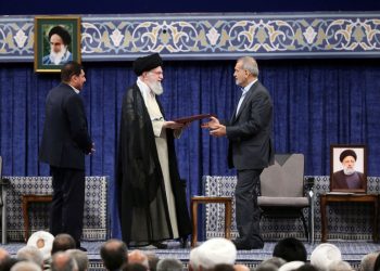 Iranski vrhovni vođa službeno odobrio novog predsjednika — RT World News