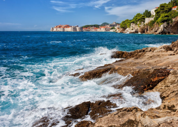 JAVNI MASTURBATOR Stariji muškarac se samozadovoljavao kod dubrovačke plaže pa završio u policiji!
