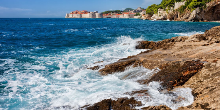 JAVNI MASTURBATOR Stariji muškarac se samozadovoljavao kod dubrovačke plaže pa završio u policiji!