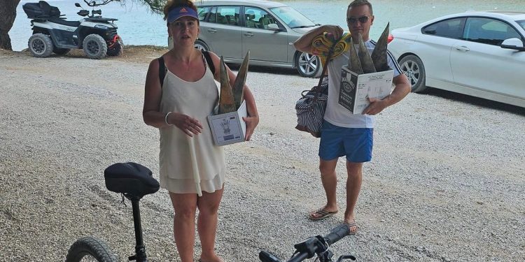 JESTE LI VIDJELI OVO DVOJE? Prijavljeni su policiji zbog čupanja periski iz mora, što je u Hrvatskoj kazneno djelo!