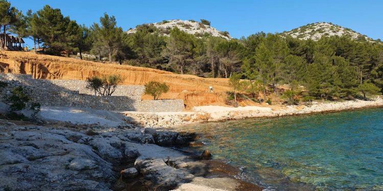 JOŠ JEDAN INCIDENT IZ DRAGA Iskrčio šumu pa zaronio u pomorsko dobro?