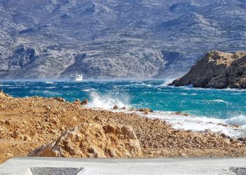 Jaka bura na Jadranu, podno Velebita i olujna