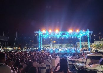 Jako je emotivno u Veloj Luci: Poslušajte kako Grašo izvodi Cesaricu