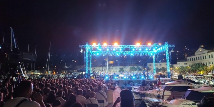 Jako je emotivno u Veloj Luci: Poslušajte kako Grašo izvodi Cesaricu