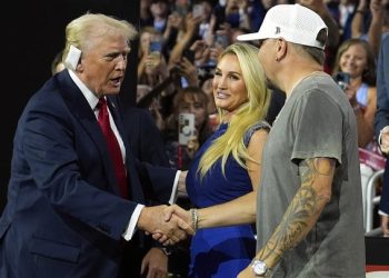 Jason Aldean, supruga, u loži obitelji Trump s bivšim predsjednikom RNC-a