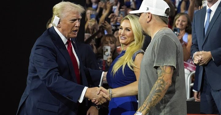 Jason Aldean, supruga, u loži obitelji Trump s bivšim predsjednikom RNC-a
