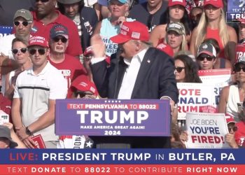 ‘Jedna u milijun’ FOTOGRAFIJA prikazuje metak kako prolazi pored Trumpa — RT World News