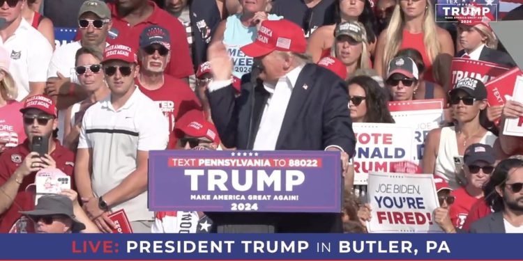 ‘Jedna u milijun’ FOTOGRAFIJA prikazuje metak kako prolazi pored Trumpa — RT World News