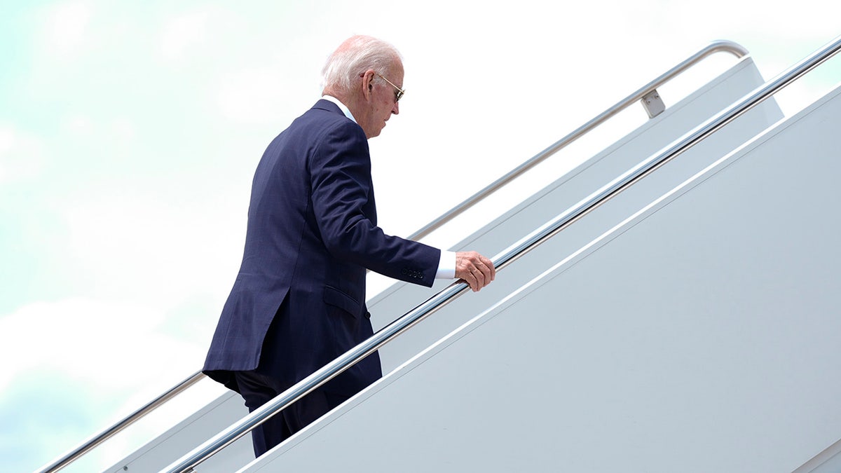 Predsjednik Joe Biden ukrcao se na Air Force One u zračnoj bazi Dover