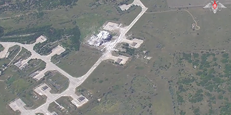 Još jedan ukrajinski borbeni zrakoplov uništen u ruskom napadu (VIDEO) — RT Rusija i bivši Sovjetski Savez