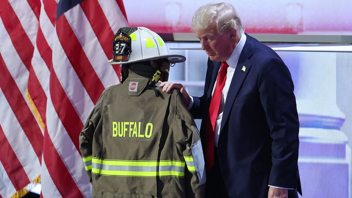 Predsjednik Trump s vatrogasnom opremom Corey Comperatore