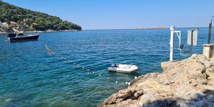 KAKO IH NIJE SRAM? Privezali mali gumenjak za lifter namijenjen osobama s invaliditetom