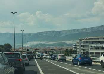 KOLAPS NA IZLAZU IZ GRADA Gužvu dodatno povećalo vozilo u kvaru, vozači su frustrirani