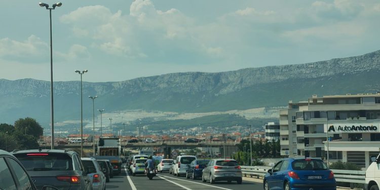 KOLAPS NA IZLAZU IZ GRADA Gužvu dodatno povećalo vozilo u kvaru, vozači su frustrirani