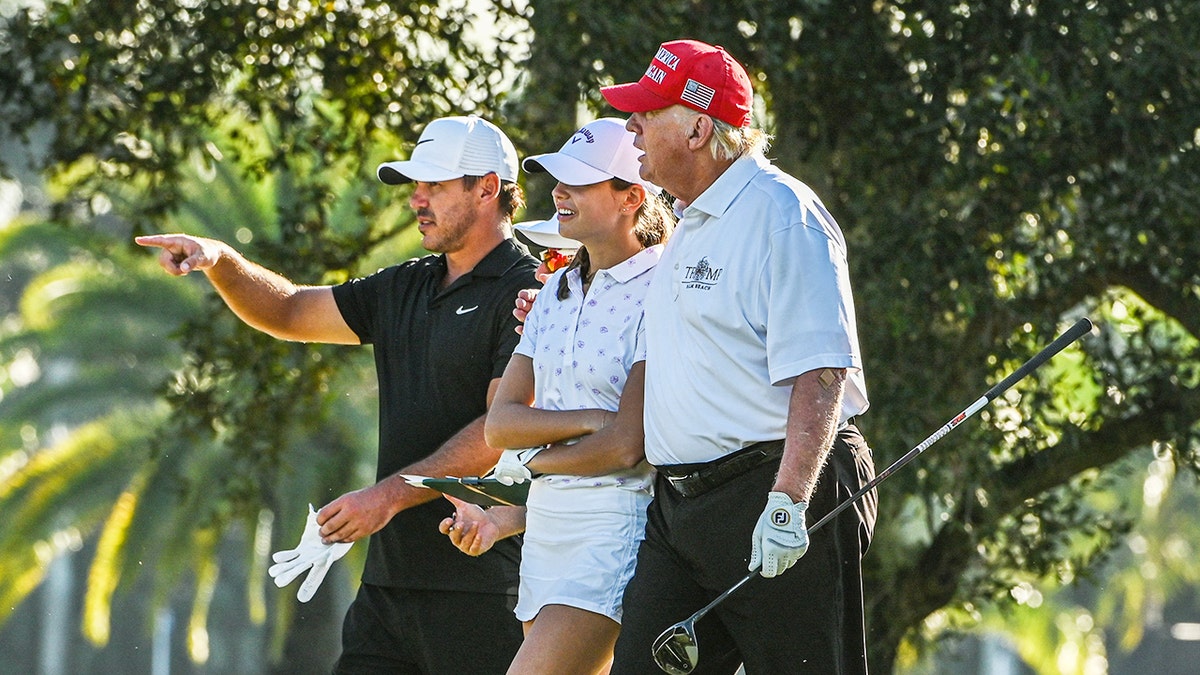 Bivši predsjednik Donald Trump, američki golfer Brooks Koepka i Kai Trump igraju golf u golf klubu Trump National Doral Miami 27. listopada 2022. u Miamiju na Floridi.