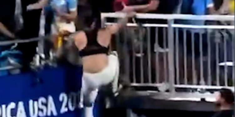 Kakav okršaj s kolumbijskim navijačima!  Nunez se penje kako bi obranio obitelj