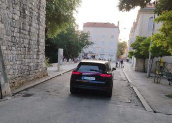 Kako mu je ovo uspjelo? Tip s Porscheom zalutao skoro do Marmontove