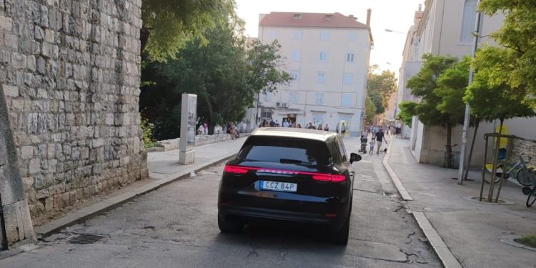 Kako mu je ovo uspjelo? Tip s Porscheom zalutao skoro do Marmontove