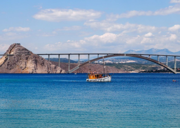 Kamper se na Krku zabio u betonski zid i survao u provaliju!