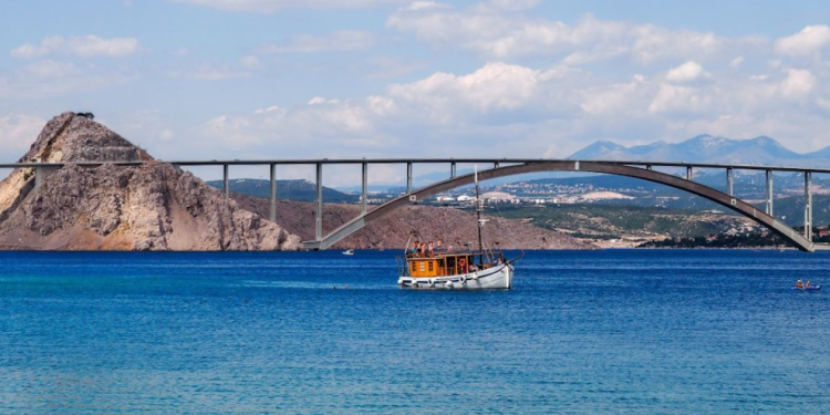 Kamper se na Krku zabio u betonski zid i survao u provaliju!