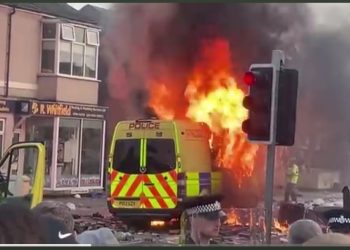 Kaos u Britaniji nakon trostrukog ubojstva: Desničari izišli na ulice (Video)