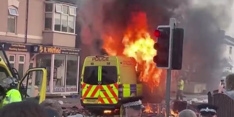 Kaos u Britaniji nakon trostrukog ubojstva: Desničari izišli na ulice (Video)