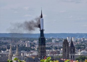 JEDNA OD NAJLJEPŠIH Gori toranj katedrale u francuskom Rouenu | NACIONAL.HR