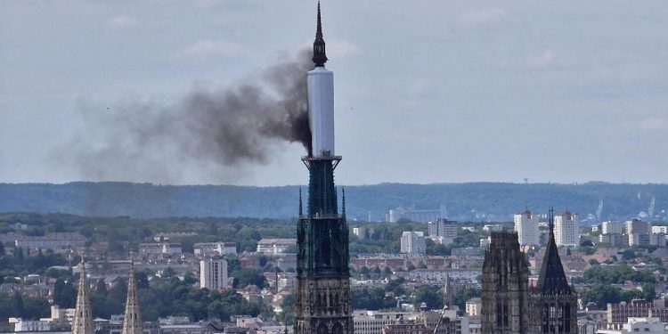 JEDNA OD NAJLJEPŠIH Gori toranj katedrale u francuskom Rouenu | NACIONAL.HR