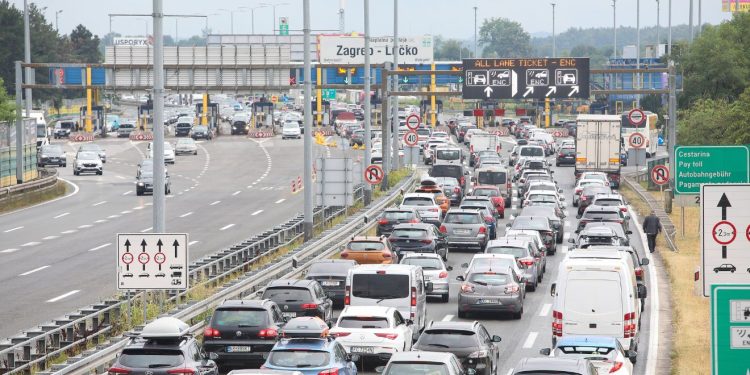 Kilometarske kolone pred Zagrebom: Na cestama je kaos, prekinut promet kroz važan tunel