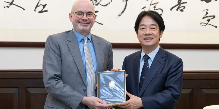 Kina šalje desetke ratnih zrakoplova blizu Tajvana nakon što je glavni američki izaslanik obećao pomoći otoku u samoobrani