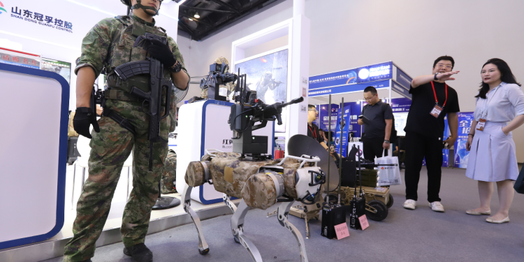 Kineska vojna umjetna inteligencija u fokusu dok zakonodavac diže uzbunu zbog prijetnje od ‘psa-robota’ s puškama