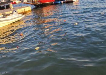 ‘Ko je vidio bacat u kantu boce i ostali otpad? Pogledajte kako izgleda more u Trajektnoj luci Split, puno je otpada