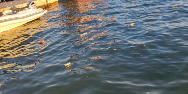 ‘Ko je vidio bacat u kantu boce i ostali otpad? Pogledajte kako izgleda more u Trajektnoj luci Split, puno je otpada