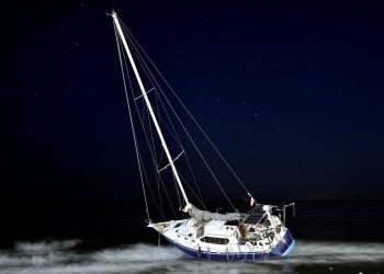 Kod Lastova nasukana jedrilica s 11 članova posade, među kojima i djeca