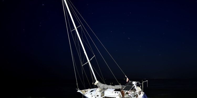 Kod Lastova nasukana jedrilica s 11 članova posade, među kojima i djeca