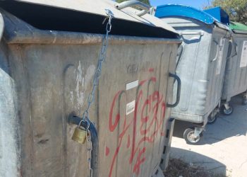 Kontejneri zaključani, pa smeće leti svuda po otoku!
