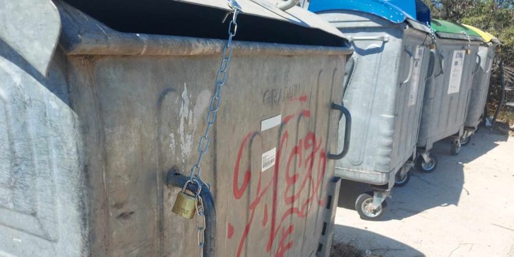 Kontejneri zaključani, pa smeće leti svuda po otoku!