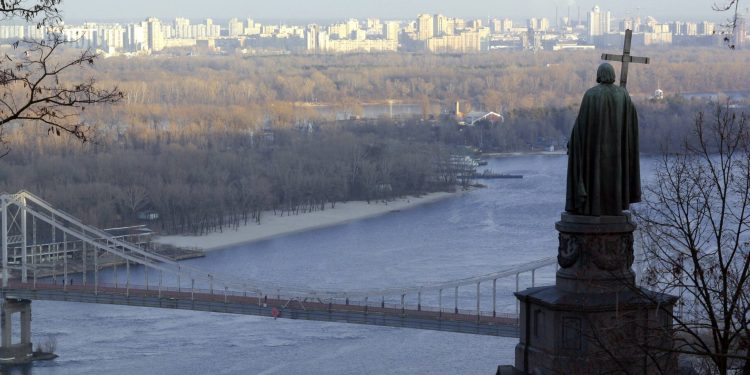 Kremlj: Rusija će morati odgovoriti na novu ukrajinsku pomorsku strategiju; kaos pri povlačenju s mostobrana na Dnjepru