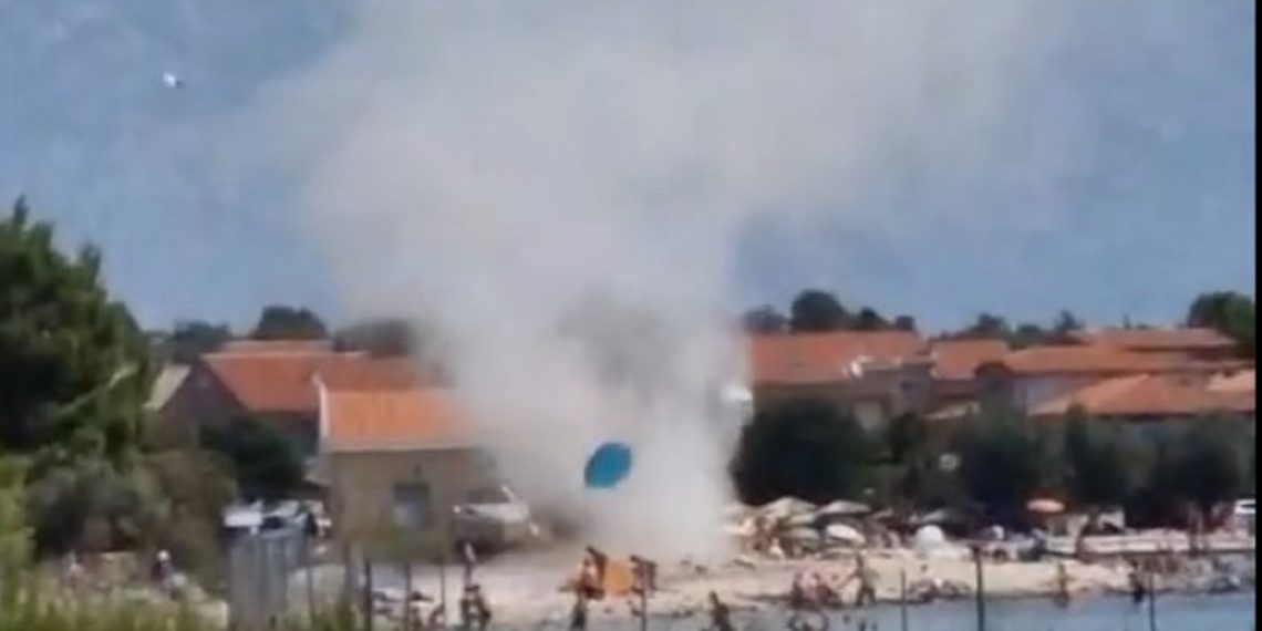 Kupače na Viru prestravila iznenadna pijavica: Suncobrani letjeli po plaži, ljudi u šoku