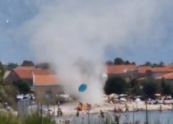 Kupače na Viru prestravila iznenadna pijavica: Suncobrani letjeli po plaži, ljudi u šoku