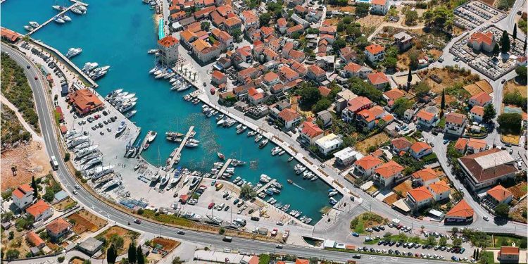 LJETNE MANIFESTACIJE OPĆINE MARINA Otvorenje izložbe amaterskih umjetnika i ribarska večer