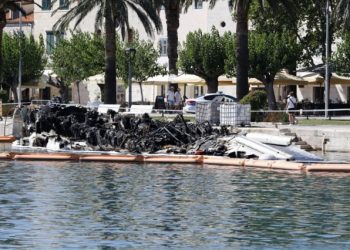 MICANJE OLUPINE U Lučkoj kapetaniji u Makarskoj dogovoreno na koji način će se ukloniti zapaljena jahta vlasnika Feala