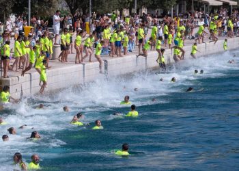 MILLENIUM JUMP Dvije tisuće ljudi skočilo u more u Zadru za djecu s poteškoćama u razvoju