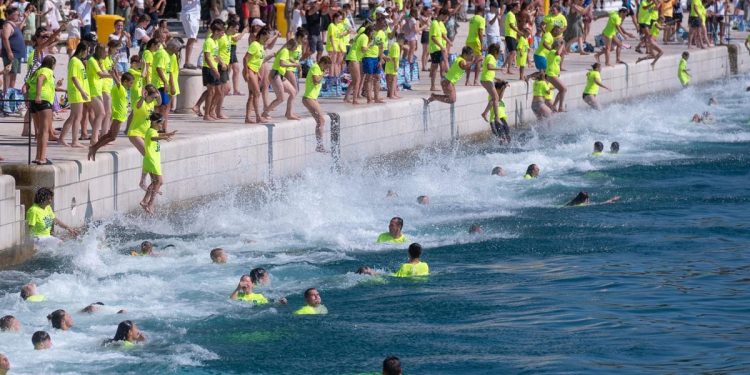 MILLENIUM JUMP Dvije tisuće ljudi skočilo u more u Zadru za djecu s poteškoćama u razvoju