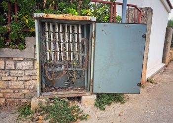 MUKE BRAČANA PO INTERNETU: “Ovako izgledaju ormarići, a signal neupotrebljiv!” HT: “Imamo objektivnih prepreka…”