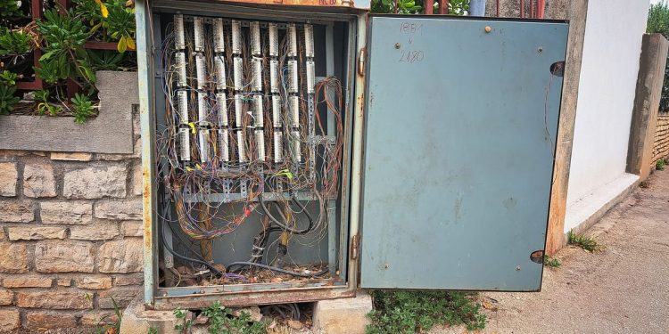 MUKE BRAČANA PO INTERNETU: “Ovako izgledaju ormarići, a signal neupotrebljiv!” HT: “Imamo objektivnih prepreka…”