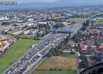 VIDEO IZ ZRAKA Policija snimila kilometarske kolone iznad Lučkog, ludnica u smjeru mora | NACIONAL.HR