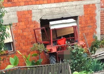 Majstor posrnuo na traktoru pa probio zid kuće: Fotke kaosa iz Nove Gradiške su nadrealne
