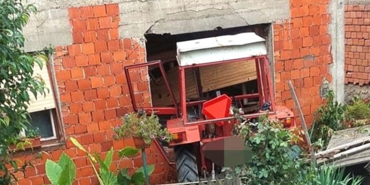 Majstor posrnuo na traktoru pa probio zid kuće: Fotke kaosa iz Nove Gradiške su nadrealne